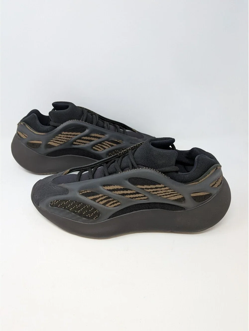 adidas Yeezy 700 V3 Clay Brown GY0189 Men's Size 10.5 OG Box Extra Laces